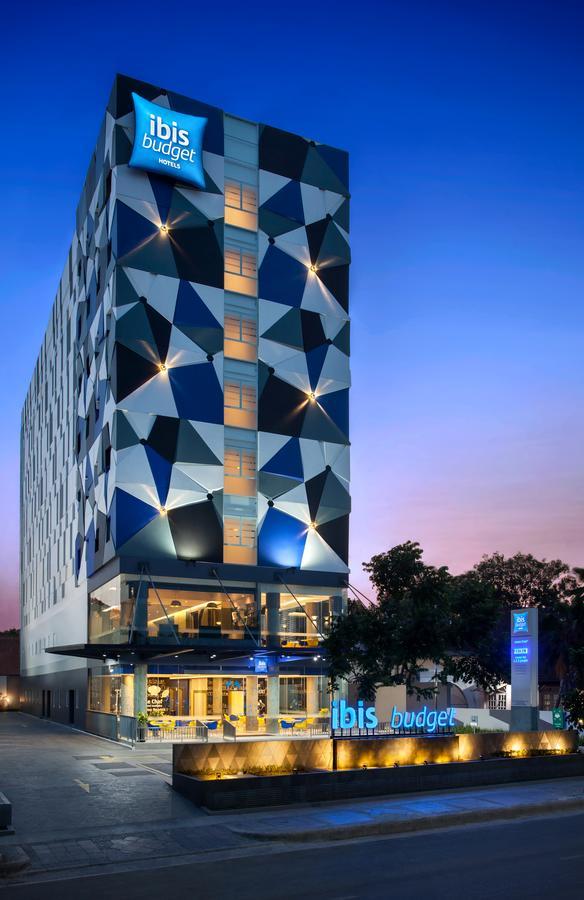 Ibis Budget 치레본 외부 사진
